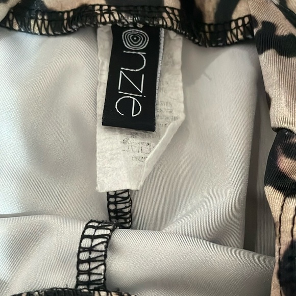 Onzie Leopard Print Biker Shorts leggings - Picture 4 of 10